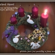 neodolala jsem kamar�d�in�mu adventn�mu po�inu a �ekla jsme si o adventn� v�nec. P�vodn� m�l jin� pern��ky a jinou ma�li...