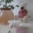 Tak tu je ji� druh� pleten� holubi�ka, kter� m� spr�vn� k�id�lka i oc�sek :-) pleten� r��ov� poup� a h��kovan� srd��ko s h��kovan�m medv�dkem v pozad� / v�e 100% bavlna, v�pl� dut� vl�kno, n�dhern� i jako d�rek k narozen� miminka